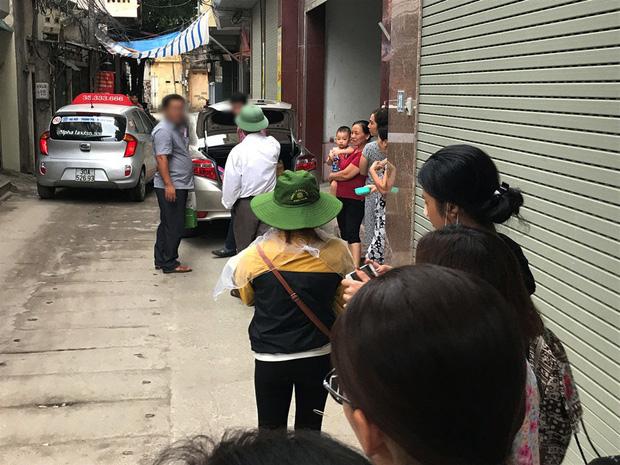 Người mẹ trẻ bỏ rơi con gái 14 ngày tuổi bất ngờ cùng gia đình đến xin nhận lại con lần nữa-8