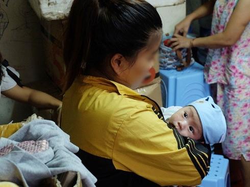 Người mẹ trẻ bỏ rơi con gái 14 ngày tuổi bất ngờ cùng gia đình đến xin nhận lại con lần nữa