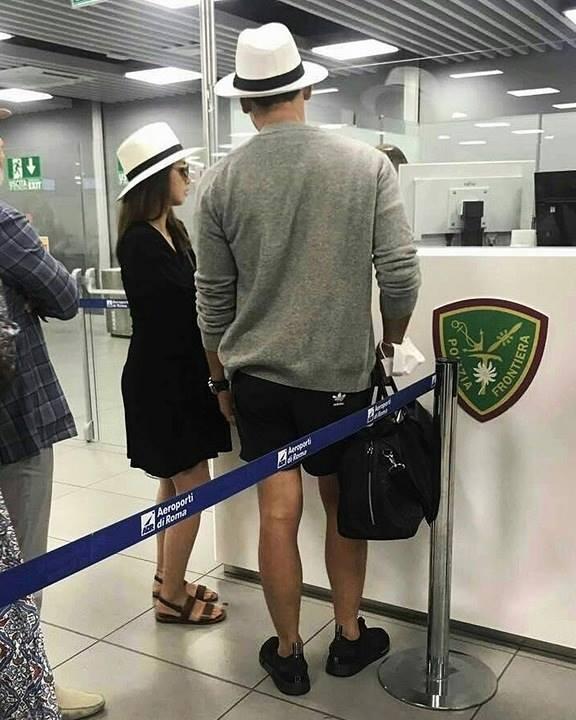 Sao Hàn 9/9: Kim Tae Hee lộ bụng bầu, diện mũ đôi cùng ông xã tại sân bay-2
