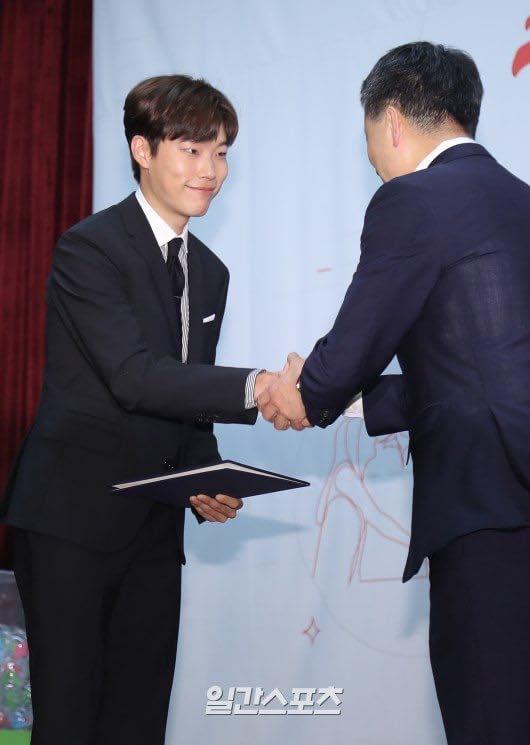 Sao Hàn 9/9: Kim Tae Hee lộ bụng bầu, diện mũ đôi cùng ông xã tại sân bay-5