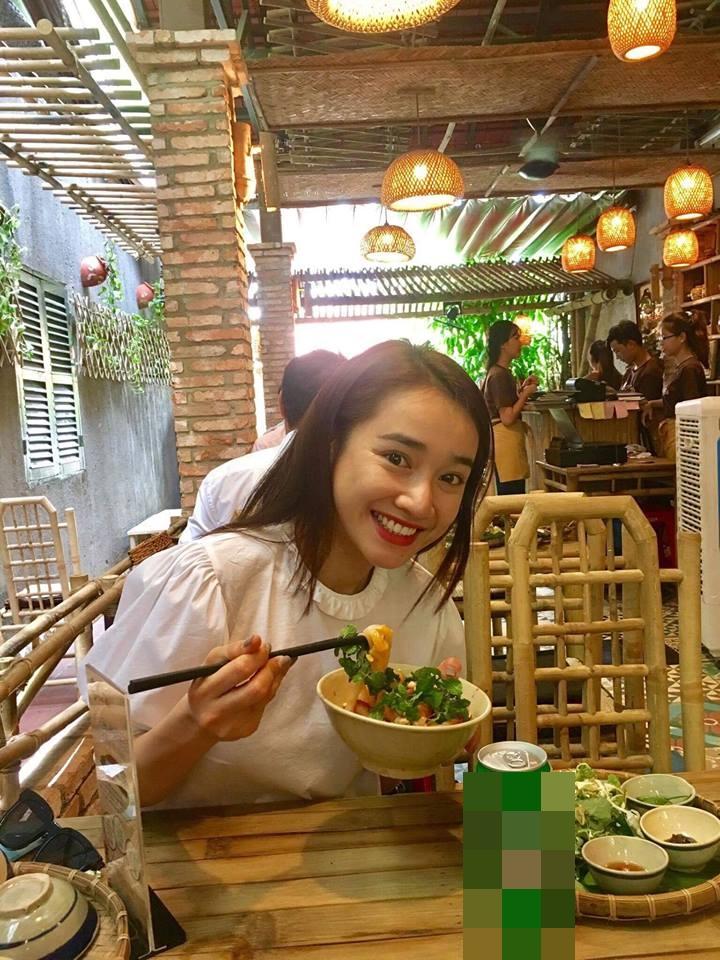 Tin sao Việt 9/9: Nhã Phương tươi rói tại nhà hàng của người yêu sau nghi án đường ai nấy bước-1