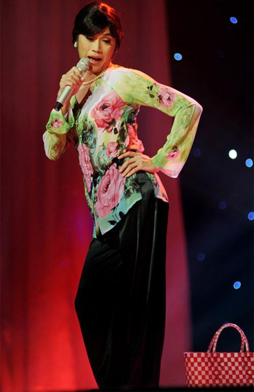 Phong cách thời trang kỳ lạ có 1 không 2 ở showbiz Việt của Hoài Linh-5