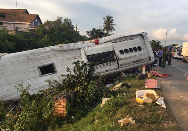 Xe giường nằm va chạm với xe đầu kéo, 2 người tử vong tại chỗ-1
