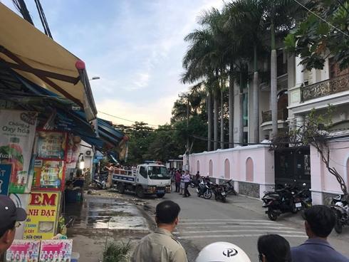 Xe bán tải nổ lốp gây tai nạn kinh hoàng