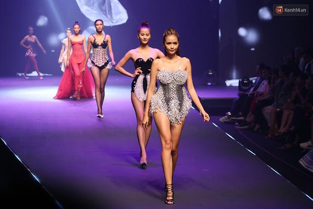 Chung kết Next Top 2017: sàn diễn thời trang lỗi nhất năm vì trang phục và catwalk quá tệ-6