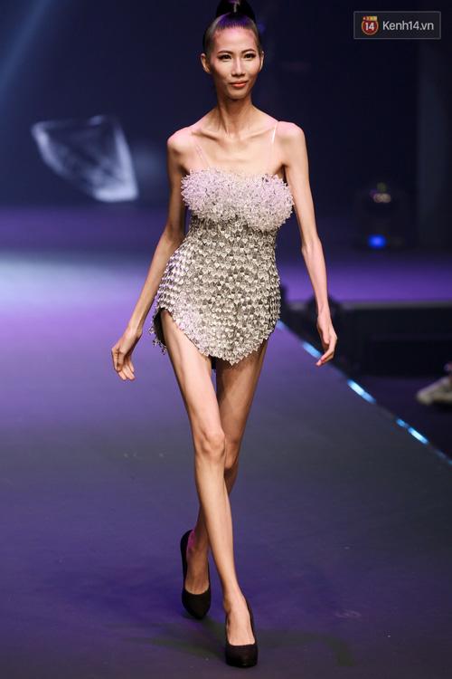 Chung kết Next Top 2017: sàn diễn thời trang lỗi nhất năm vì trang phục và catwalk quá tệ-8