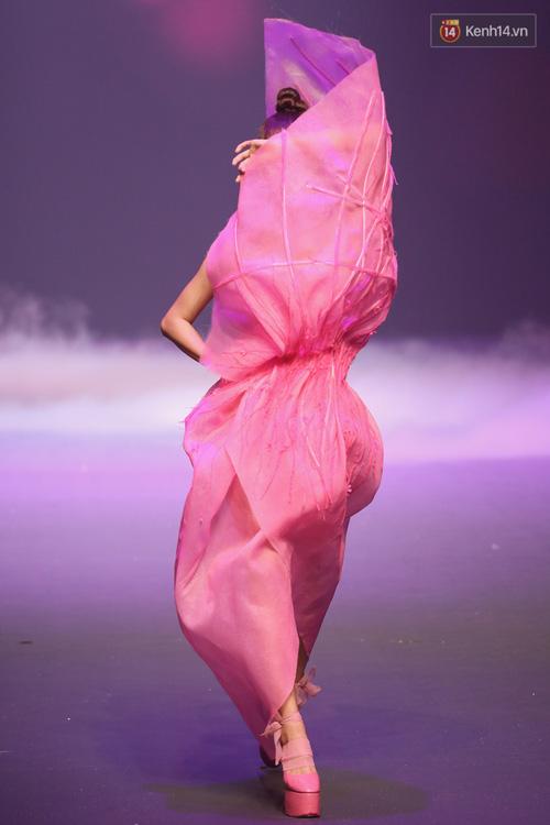 Chung kết Next Top 2017: sàn diễn thời trang lỗi nhất năm vì trang phục và catwalk quá tệ-11