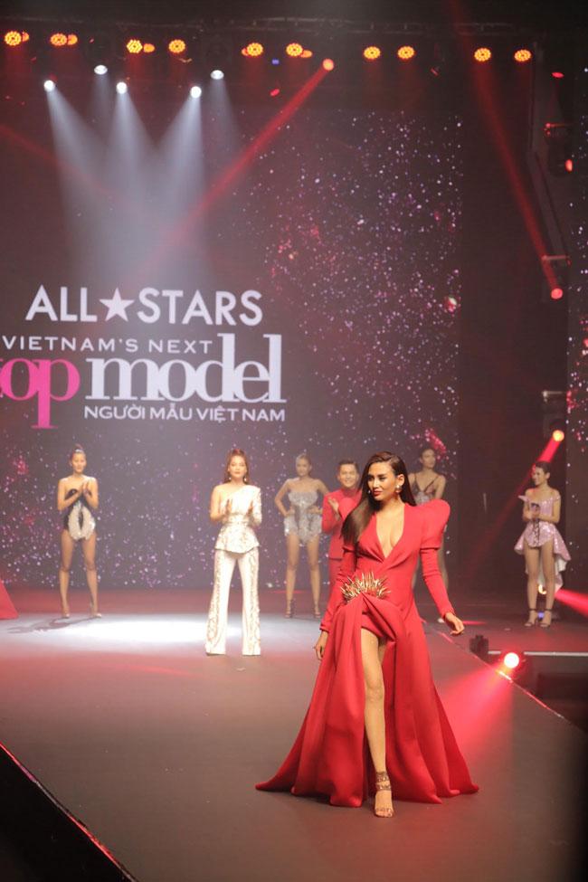 Võ Hoàng Yến - Nam Trung diện đồ ăn ý như KING & QUEEN xuyên suốt mùa Next Top-2