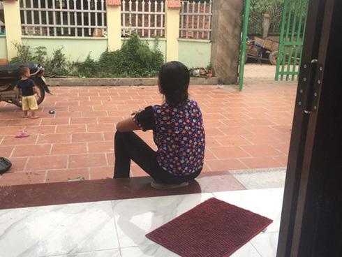 Mẹ chồng giúp con dâu đánh ghen, lột đồ cô gái trẻ: 'Tôi làm thế để con trai biết sai mà sửa'