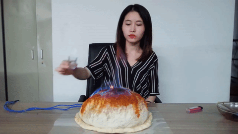 Nướng pizza bằng bóng điện và cồn sống, chắc chỉ có thánh ăn công sở mới làm được điều này-1