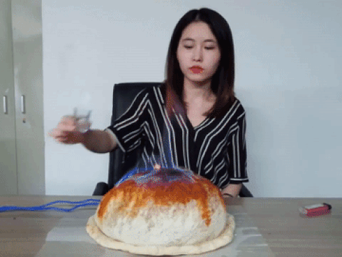 Nướng pizza bằng bóng điện và cồn sống, chắc chỉ có 'thánh ăn công sở' mới làm được điều này