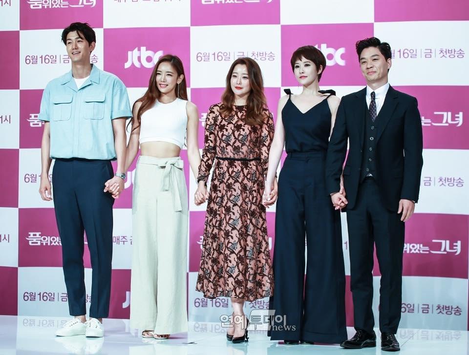 Sao Hàn 10/9: Nữ thần sexy HyunA tiết lộ từng tiệc tùng trong tình trạng bán khỏa thân-5