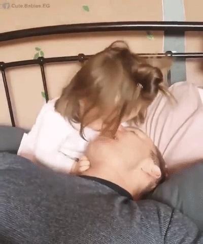 Clip: Trên đời liệu có tổ hợp nào đáng yêu hơn bố và con gái?-1