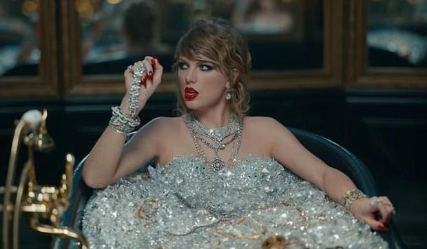 Đanh đá là thế trong MV, nhưng Taylor Swift vẫn sợ paparazzi đến mức che kín mặt khi ra phố-4