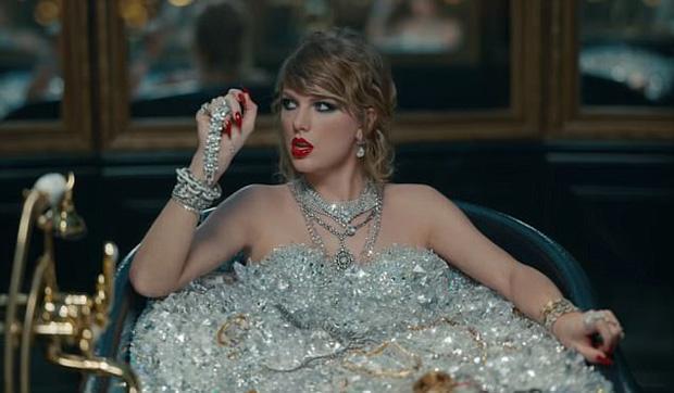 Đanh đá là thế trong MV, nhưng Taylor Swift vẫn sợ paparazzi đến mức che kín mặt khi ra phố-4