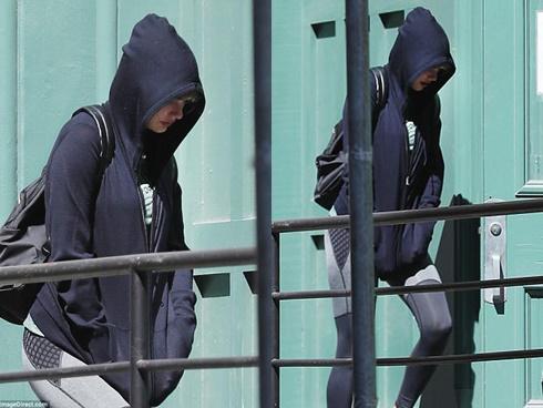 Đanh đá là thế trong MV, nhưng Taylor Swift vẫn 'sợ' paparazzi đến mức che kín mặt khi ra phố