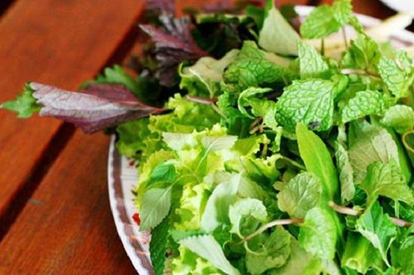 Rau thơm dùng không hết thì cho vào hộp đầy nước rồi cất ở nơi này, đảm bảo tươi lâu cả nửa tháng-1