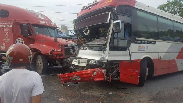 Kinh hoàng xe khách đâm trực diện container trên quốc lộ 18-1