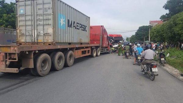 Kinh hoàng xe khách đâm trực diện container trên quốc lộ 18-2