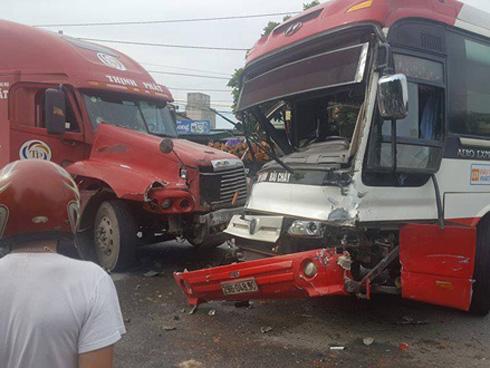 Kinh hoàng xe khách đâm trực diện container trên quốc lộ 18