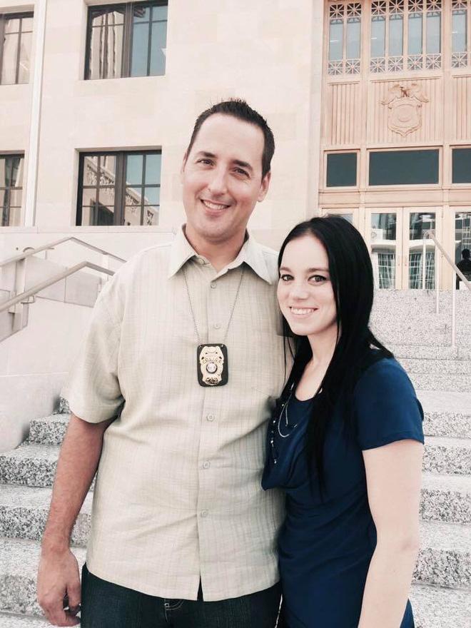 Mỗi ngày bé gái đều chào hỏi viên cảnh sát, đến lúc cô bé không xuất hiện, anh biết mình phải điều tra-4