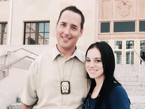 Mỗi ngày bé gái đều chào hỏi viên cảnh sát, đến lúc cô bé không xuất hiện, anh biết mình phải điều tra