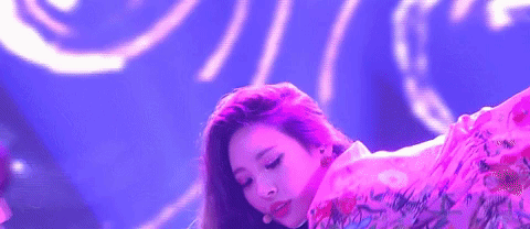 Sao Hàn 11/9: Cựu thành viên Wonder Girls thân mật với bạn nhảy nữ trên sân khấu-1