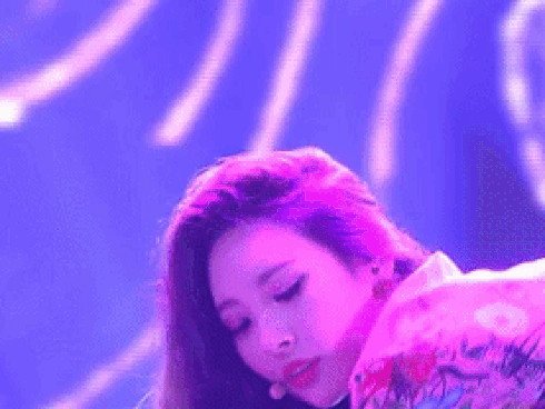 Sao Hàn 11/9: Cựu thành viên Wonder Girls thân mật với bạn nhảy nữ trên sân khấu