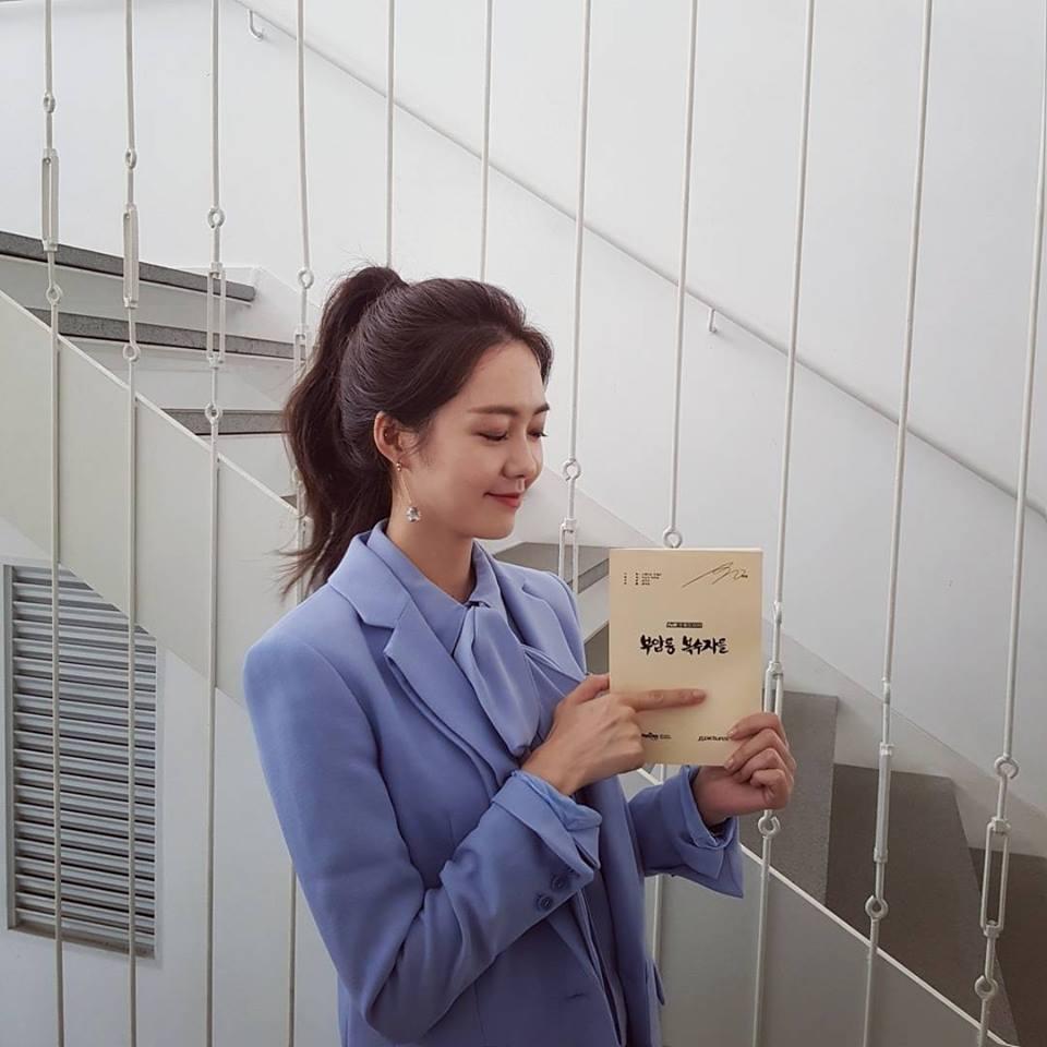 Sao Hàn 11/9: Cựu thành viên Wonder Girls thân mật với bạn nhảy nữ trên sân khấu-4