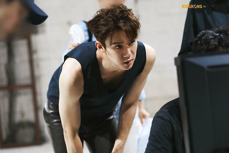 Sao Hàn 11/9: Cựu thành viên Wonder Girls thân mật với bạn nhảy nữ trên sân khấu-6