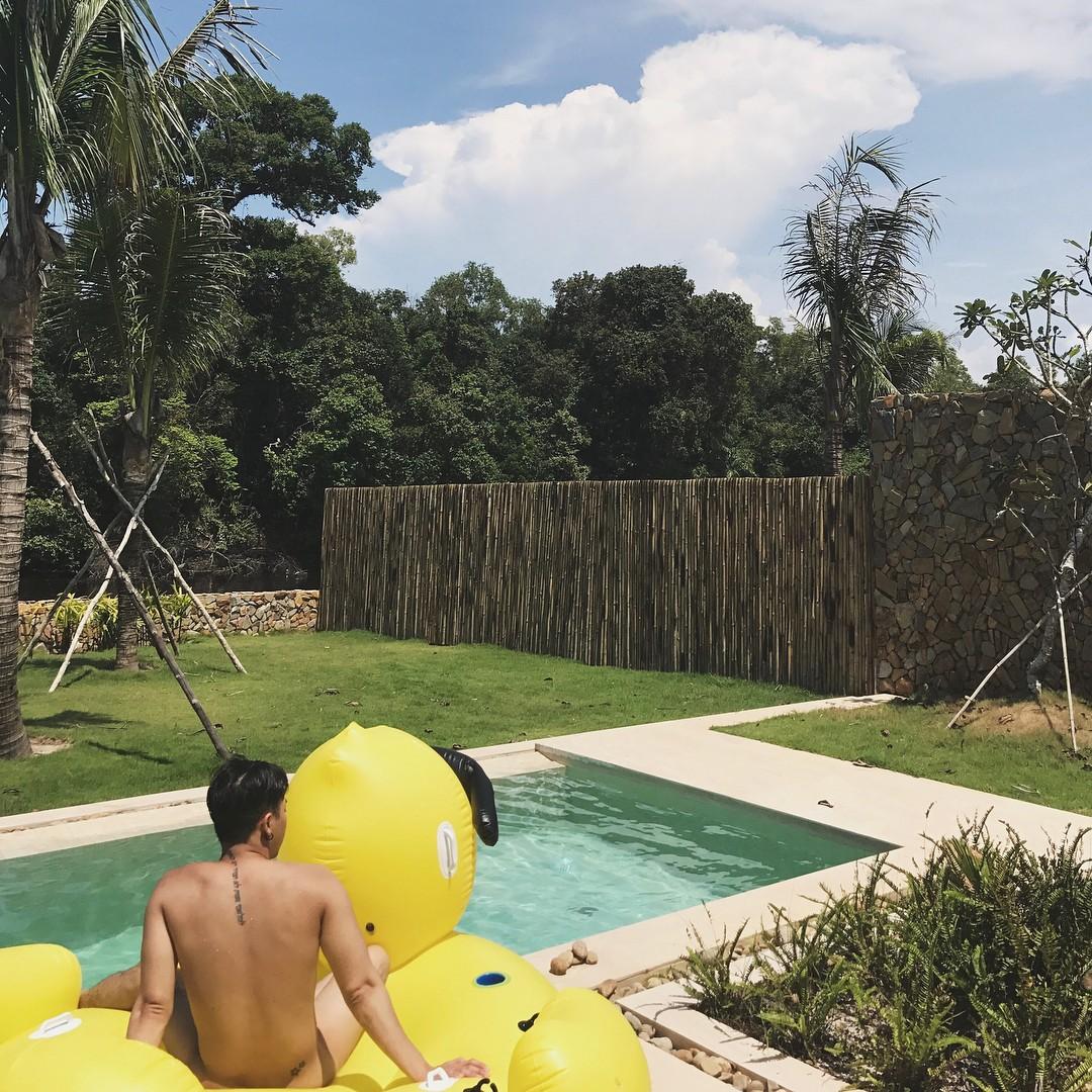 Hot girl - hot boy Việt 11/9: Stylist Hoàng Ku đốt mắt người nhìn khi khoe ảnh khỏa thân chơi đạp vịt-1