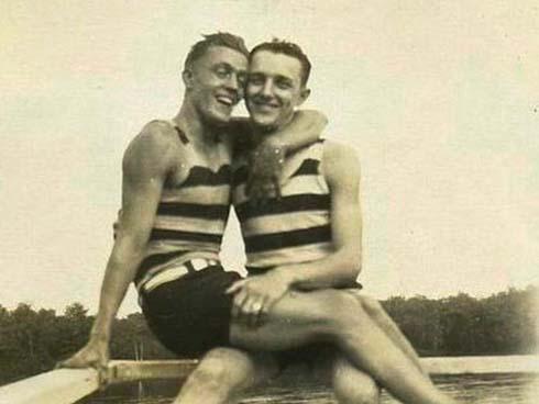 Những hình ảnh 'thân mật' của các chàng trai cách đây 100 năm: Đồng tính không phải trào lưu