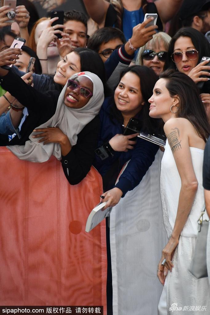 Hậu tin đồn tái hợp, Angelina Jolie xuất hiện rạng rỡ, trẻ trung không tuổi-5