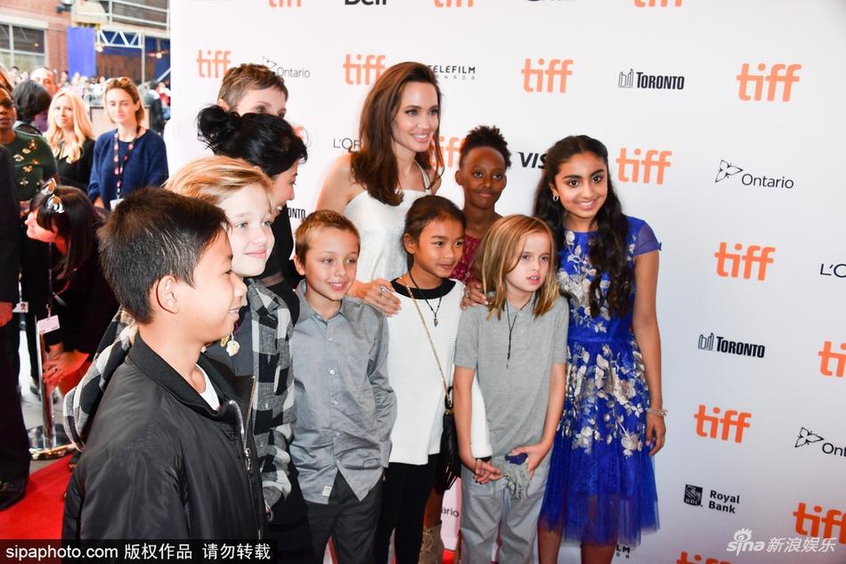 Hậu tin đồn tái hợp, Angelina Jolie xuất hiện rạng rỡ, trẻ trung không tuổi-6