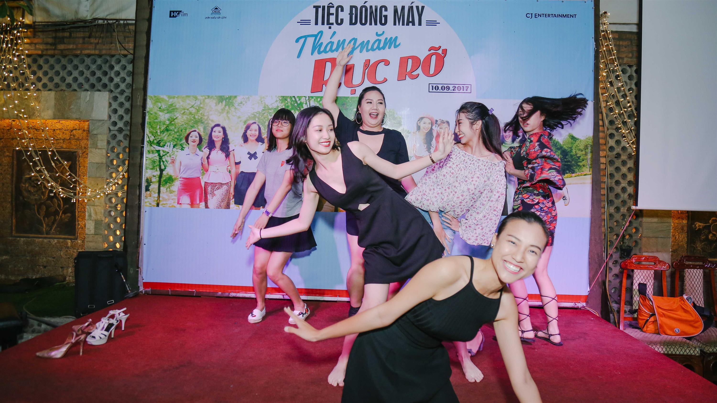 Dàn mỹ nhân Việt quậy tưng bừng trong tiệc đóng máy phim Tháng năm rực rỡ-2