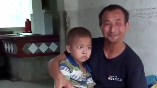 Khoảnh khắc bé trai 5 tuổi có bàn chân kỳ lạ bước đi khiến ai cũng xót xa-1