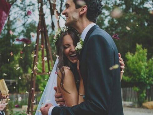 Lộn ruột vì người yêu cũ hát 'Vợ người ta', 'Đồi thông hai mộ' trong đám cưới để... trả thù