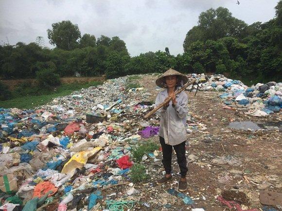 Vợ chồng nghèo bới rác nuôi bé 18 tháng tuổi bị bỏ rơi-1