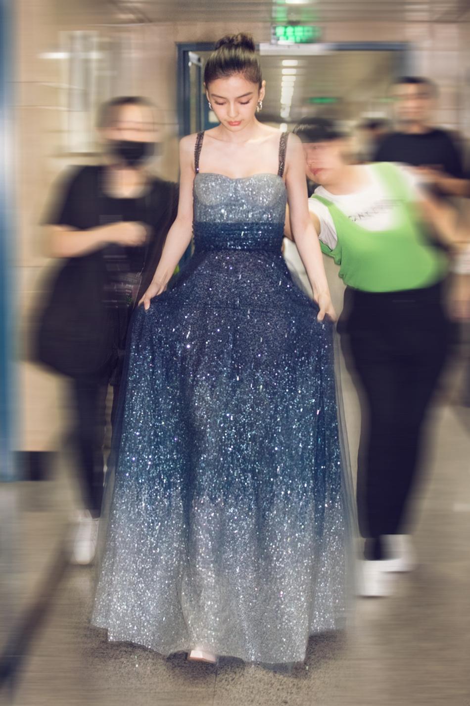 Lý Thuần chặt chém váy áo lấn át Angela Baby tại đêm hội từ thiện-2