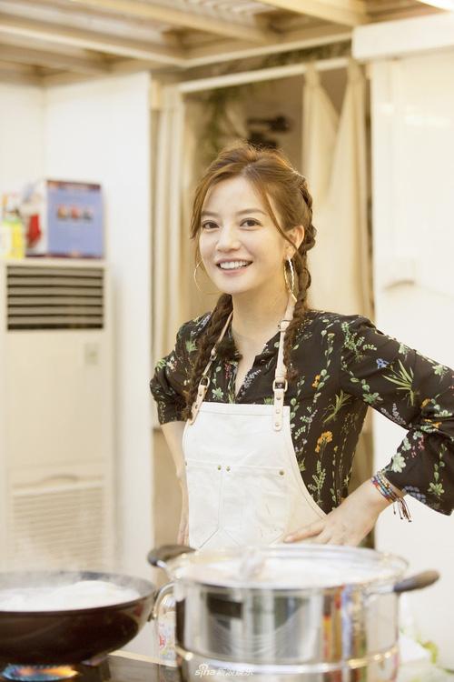 Chẳng cần ăn vận chặt chém, Triệu Vy vẫn gây choáng với BST đồ hiệu hàng khủng trong show thực tế mới-4