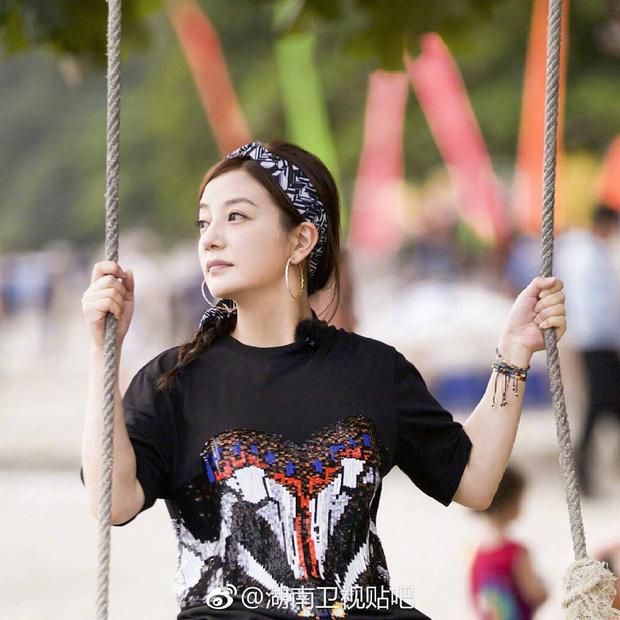 Chẳng cần ăn vận chặt chém, Triệu Vy vẫn gây choáng với BST đồ hiệu hàng khủng trong show thực tế mới-3