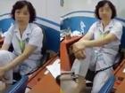 Gác chân lên ghế nói chuyện, nữ tiến sĩ Bệnh viện Mắt bị tạm dừng chuyên môn