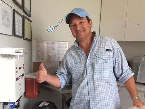 Trong cơn bão Irma, vị bác sĩ nhất định không chịu di tản để bảo vệ hy vọng của những bệnh nhân hiếm muộn