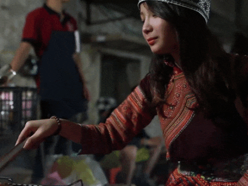 Cô gái xinh đẹp gây bão với màn thách cưới 50 triệu đồng ở phiên chợ vùng cao