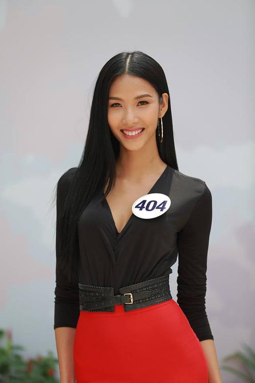 Hoàng Thùy - Mâu Thủy phong cách đối lập trong ngày thi phỏng vấn Hoa hậu Hoàn vũ-2