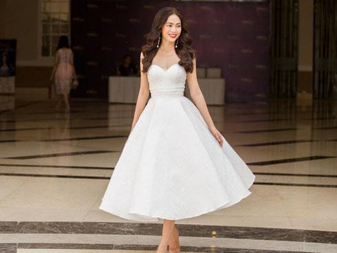 Hoàng Thùy - Mâu Thủy phong cách đối lập trong ngày thi phỏng vấn Hoa hậu Hoàn vũ