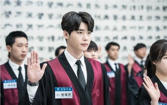 Lee Jong Suk và Suzy khiến fan phấn khích với loạt ảnh mới đẹp đến nao lòng-2