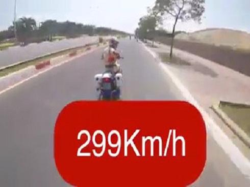 Thanh niên tung clip chạy trốn công an với 'tốc độ bàn thờ' 299 km/h