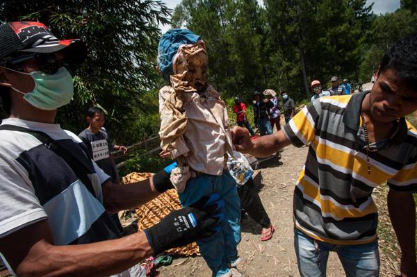 Choáng với bộ tộc lôi hết xác chết ra khỏi mộ, cho ăn mặc đẹp rồi diễu hành khắp làng-5