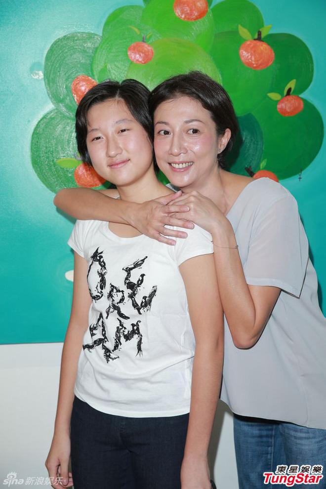 Con rơi của Thành Long lại bỏ nhà theo bạn gái đồng giới-3